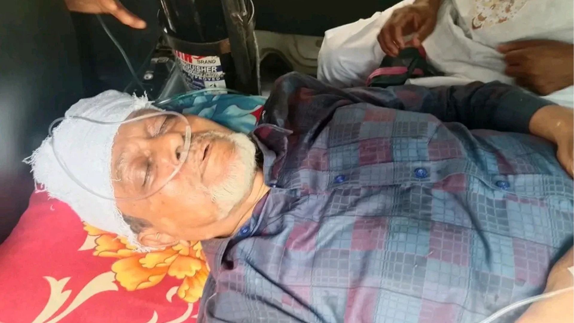 পিটিয়ে মুক্তিযোদ্ধার হাত-পা ভেঙে দিলেন নিষিদ্ধ ছাত্রলীগ নেতা