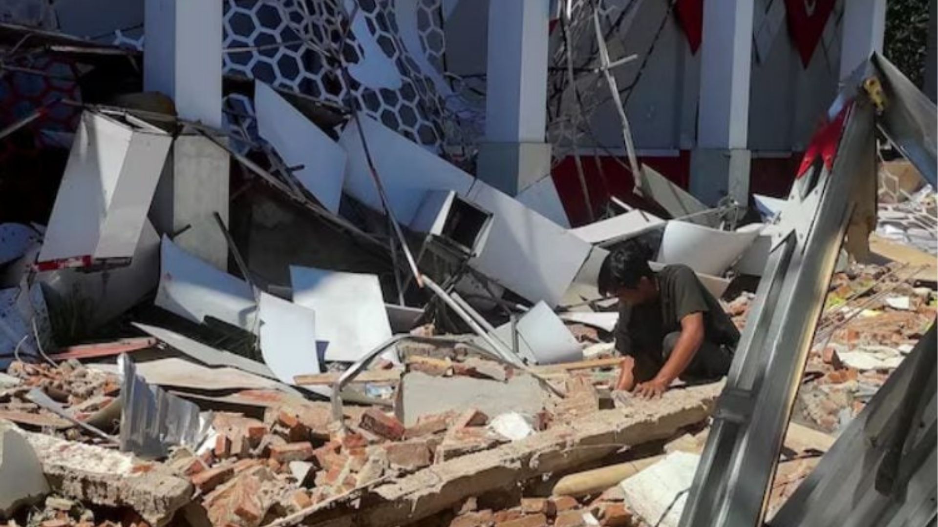 ইন্দোনেশিয়ায় ৭.৪ মাত্রার শক্তিশালী ভূমিকম্প