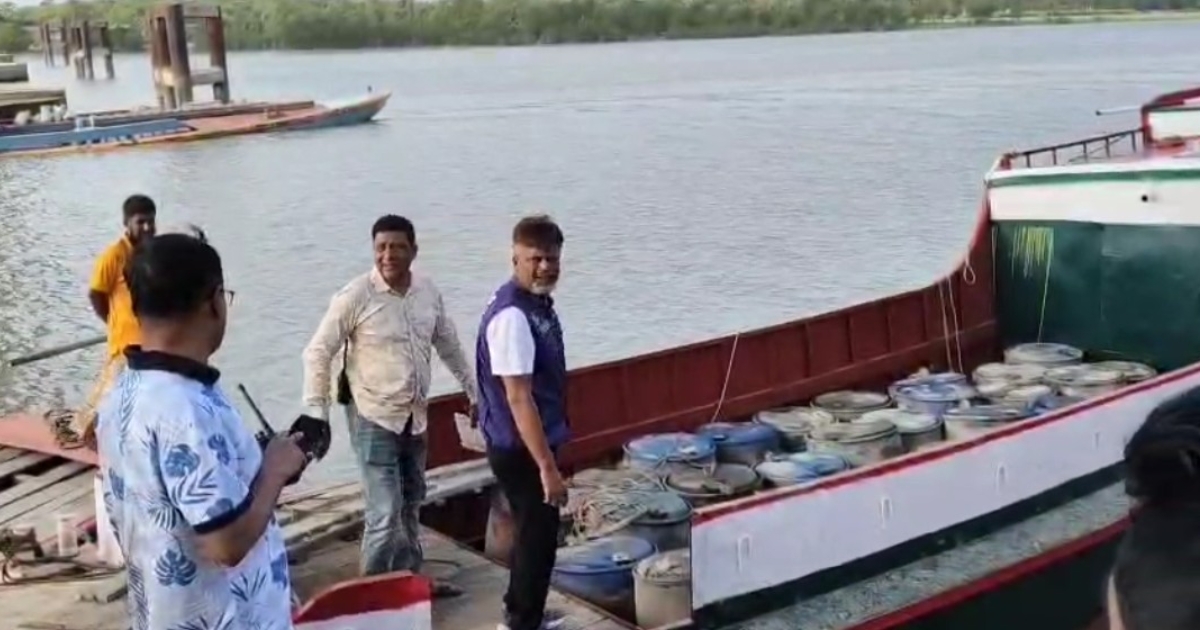 কলাপাড়ায় ট্রলার থেকে ৬ হাজার ২০০ লিটার জ্বালানি তেল জব্দ