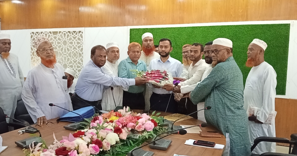 লালমোহনে নবাগত ইউএনওকে শিক্ষক পরিবার'র পক্ষ থেকে ফুলেল শুভেচ্ছা