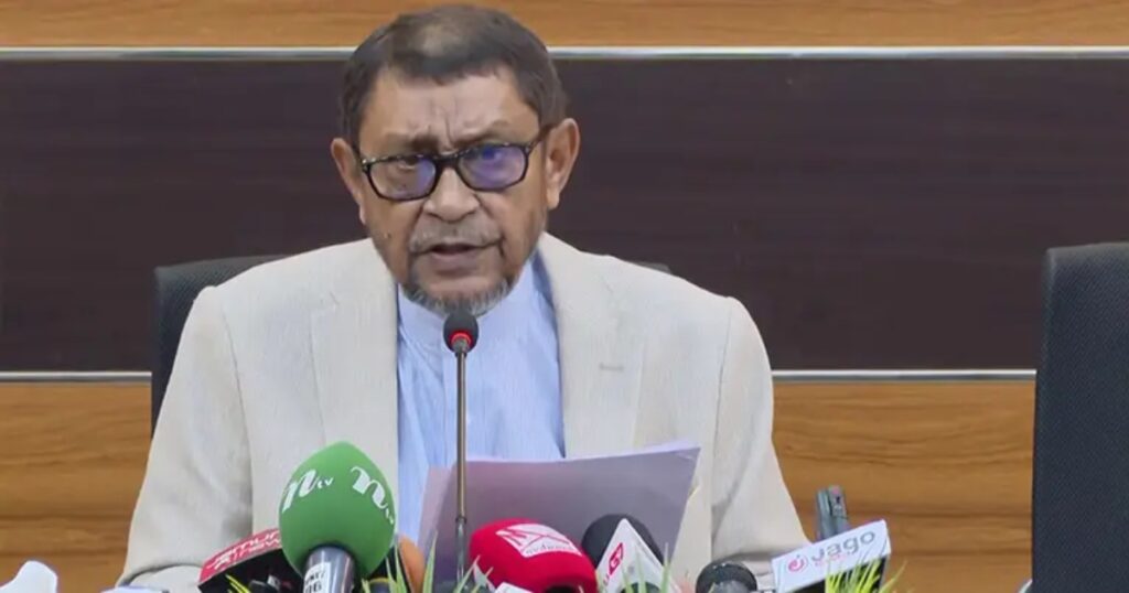 প্রধানমন্ত্রী রাজপ্রাসাদে বসে নয়, সরাসরি সচিবালয়ে এসে অফিস করেন : স্বাস্থ্যমন্ত্রী