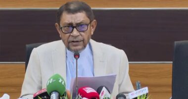 প্রধানমন্ত্রী রাজপ্রাসাদে বসে নয়, সরাসরি সচিবালয়ে এসে অফিস করেন : স্বাস্থ্যমন্ত্রী