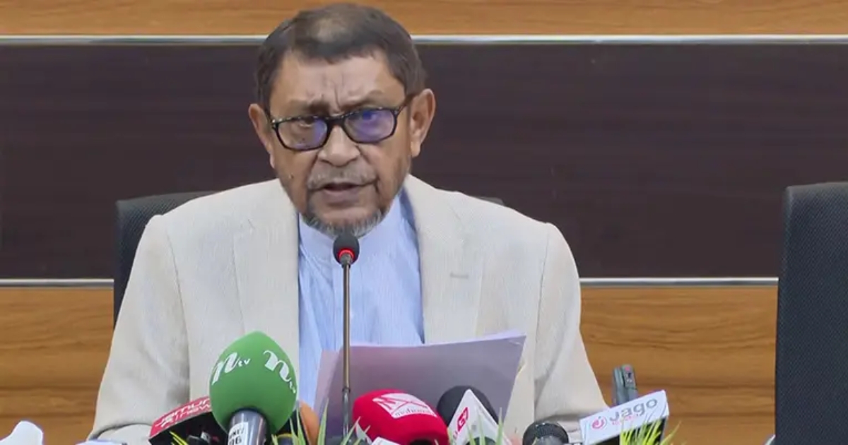 প্রধানমন্ত্রী রাজপ্রাসাদে বসে নয়, সরাসরি সচিবালয়ে এসে অফিস করেন : স্বাস্থ্যমন্ত্রী