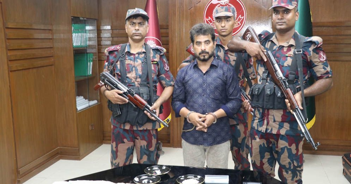 ৬ কোটি টাকার হীরাসহ ভারতীয় নাগরিক আটক