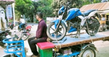 তেলের খোঁজে ১০ কিমি পথ, ভ্যানে করে মোটরসাইকেল