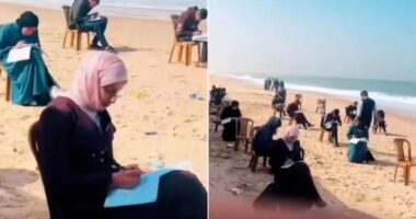 স্কুল-কলেজ ধ্বংস, গাজায় সাগরতীরে বসে পরীক্ষা দিচ্ছেন শিক্ষার্থীরা