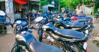 জ্বালানি সংকটে অচল মুন্সিগঞ্জের চরাঞ্চল, হাঁটছে মানুষ ১০ কিলোমিটার