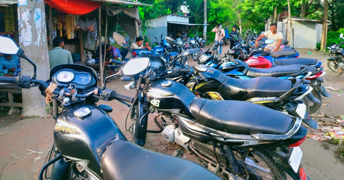 জ্বালানি সংকটে অচল মুন্সিগঞ্জের চরাঞ্চল, হাঁটছে মানুষ ১০ কিলোমিটার