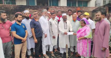 খুলনায় অগ্নিকাণ্ড নিঃস্ব চার পরিবারের পাশে দাঁড়াল জামায়াত