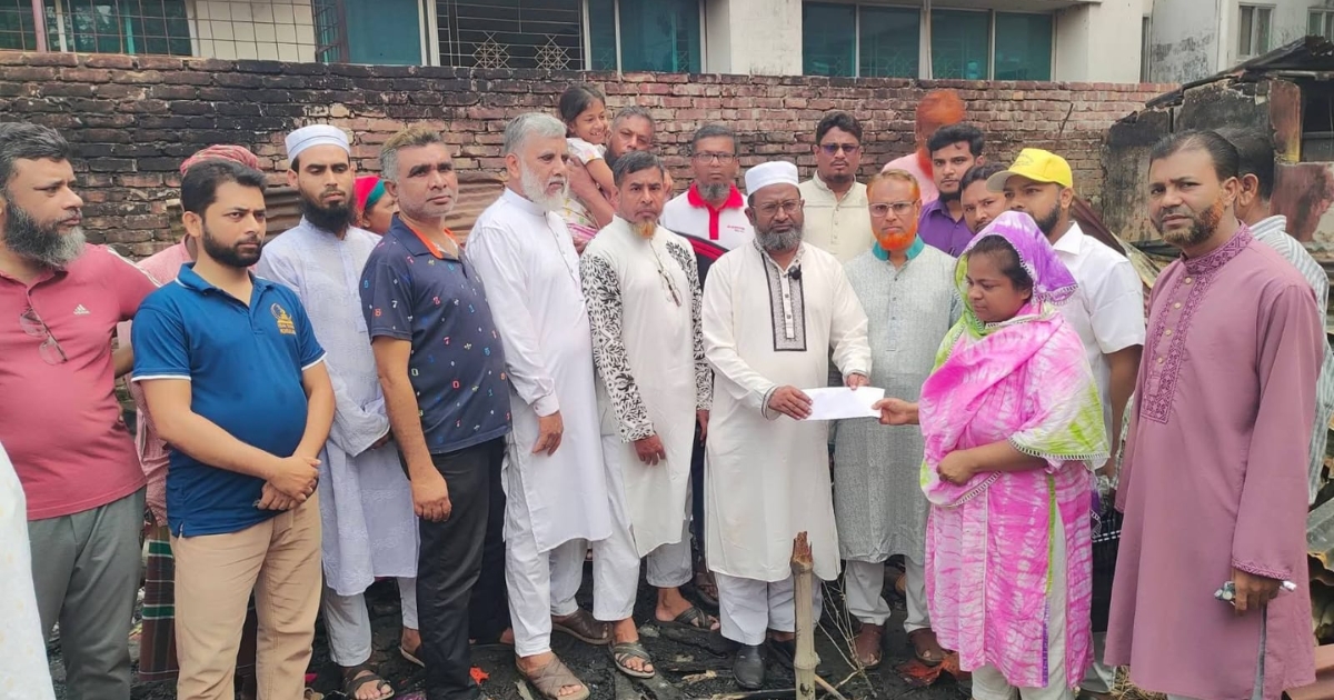 খুলনায় অগ্নিকাণ্ড নিঃস্ব চার পরিবারের পাশে দাঁড়াল জামায়াত