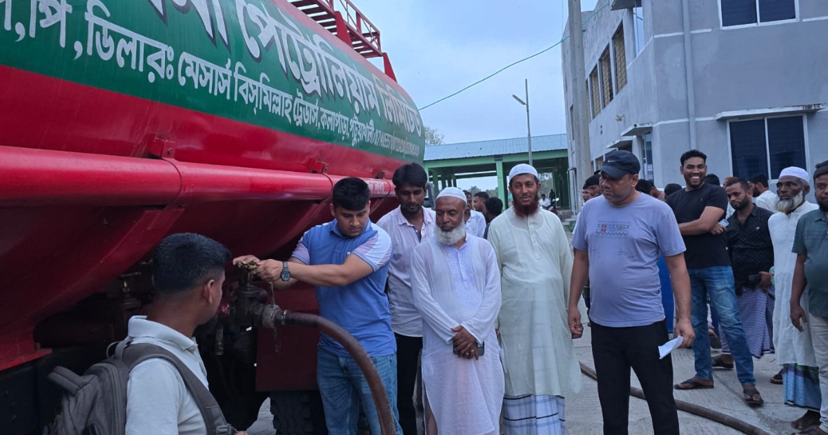 মহিপুর-আলিপুরে জেলেদের মাঝে ন্যায্য মূল্যে ডিজেল সরবরাহ
