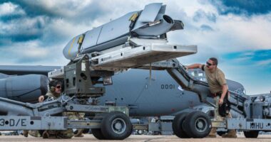 ইরানে বিরুদ্ধে প্রাণঘাতী ২০০০টি ক্রুজ মিসাইল মধ্যপ্রাচ্যে আনছে যুক্তরাষ্ট্র, একটার দাম ১৫ লাখ ডলার