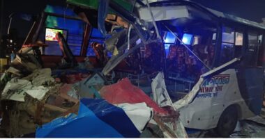 গাজীপুরে মর্মান্তিক সড়ক দুর্ঘটনা: ফ্লাইওভারে বাস-ট্রাক সংঘর্ষে নিহত ৩, আহত অন্তত ৭