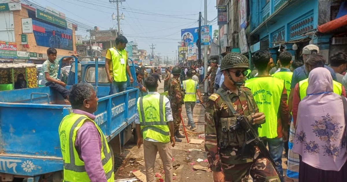 নবীগঞ্জ শহরে যানজট নিরসনে ফুটপাত দখলমুক্ত করতে প্রশাসনের অভিযান