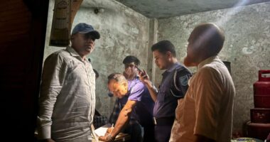 মুন্সীগঞ্জে ক্রেতা সেজে অবৈধ তেল মজুদ ব্যবসায়ীকে ধরলেন ওসি