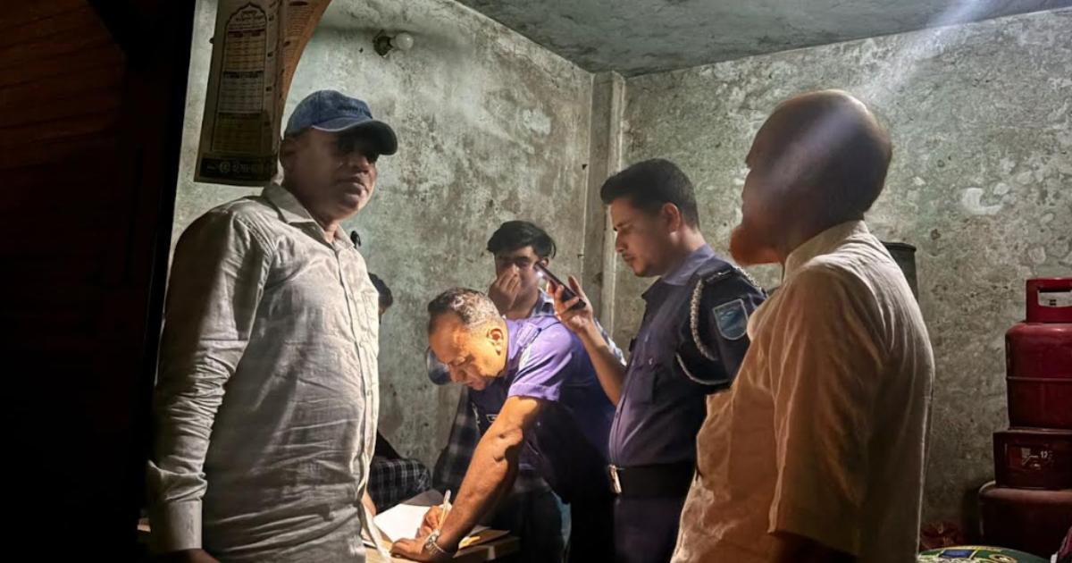 মুন্সীগঞ্জে ক্রেতা সেজে অবৈধ তেল মজুদ ব্যবসায়ীকে ধরলেন ওসি