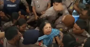 হাজতখানায় নেওয়ার সময় ভিড়ের মধ্যে পড়ে গিয়ে ব্যথায় চিৎকার শিরীন শারমিনের