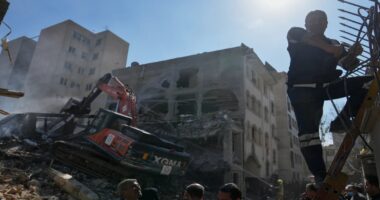 ইরানের একাধিক রেলপথ ও যোগাযোগ অবকাঠামোতে যৌথ হামলা