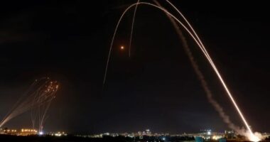 হিজবুল্লাহর ক্ষেপণাস্ত্র ও ড্রোন হামলার পর ইসরাইলজুড়ে সাইরেন