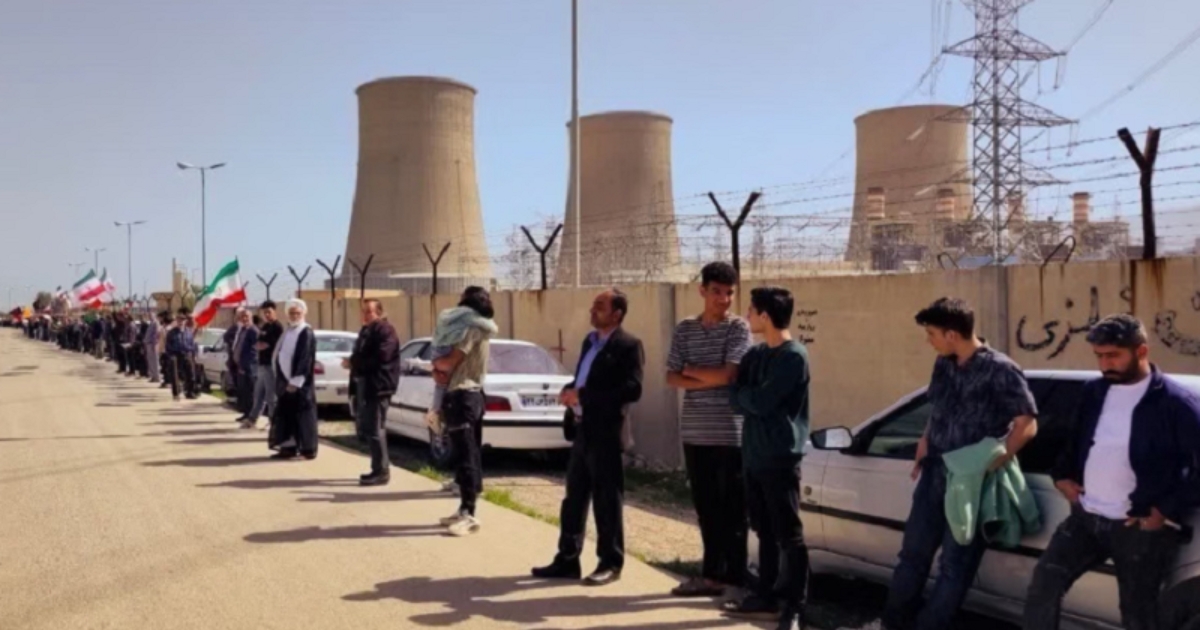 ট্রাম্পের হামলার হুমকির মুখে সেতুতে পতাকা হাতে ইরানিরা