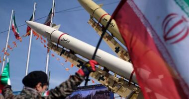 যুক্তরাষ্ট্রের প্রতি পূর্ণ অবিশ্বাস রেখে ‘ট্রিগারে আঙুল’ রাখছে ইরান