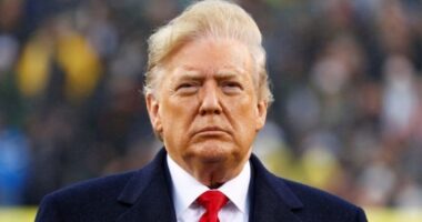 ট্রাম্পকে ক্ষমতাচ্যুত করার ডাক যুক্তরাষ্ট্রে