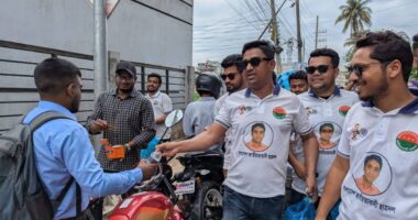 তেলের জন্য অপেক্ষমান বাইকারদের মাঝে ছাত্রদলের নেতা-কর্মীদের পানি ও স্যালাইন বিতরণ