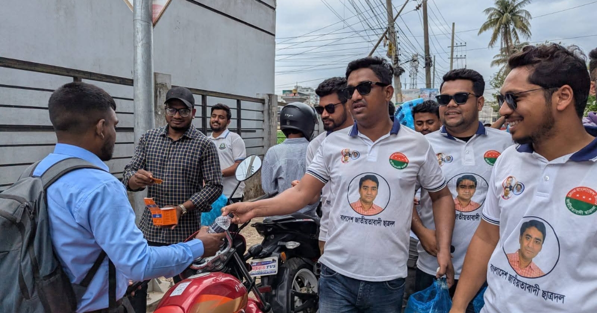 তেলের জন্য অপেক্ষমান বাইকারদের মাঝে ছাত্রদলের নেতা-কর্মীদের পানি ও স্যালাইন বিতরণ