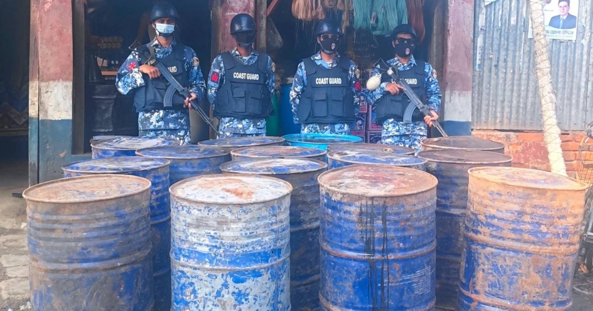 নোয়াখালী হাতিয়ায় প্রায় ৩ হাজার লিটার অবৈধ জ্বালানি তেল জব্দ