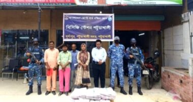 পটুয়াখালীতে কোস্ট গার্ডের যৌথ অভিযানে নিষিদ্ধ পলিথিন জব্দ ও জরিমানা আদায়