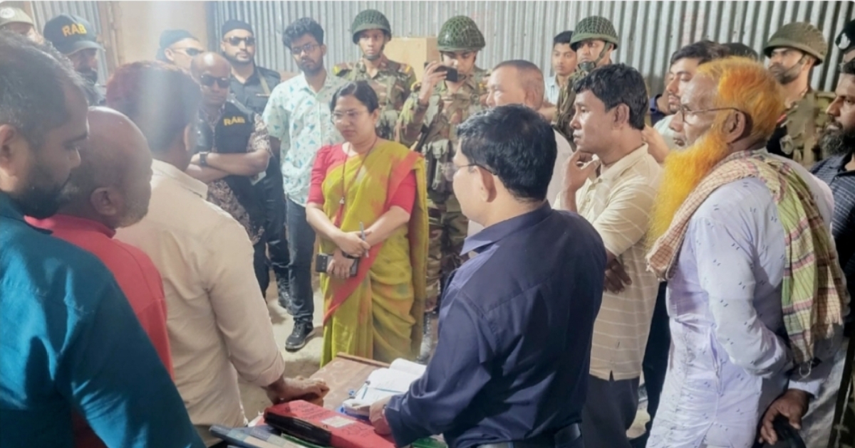 ডোমারে ভোজ্য তেলের মজুদের অভিযোগে তিন প্রতিষ্ঠানকে দুই লক্ষ টাকা জরিমানা