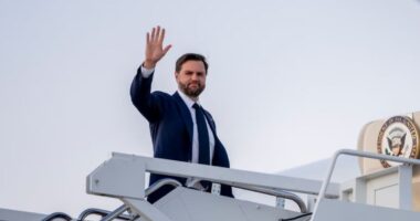 পাকিস্তানের উদ্দেশ্যে রওনা দিয়েছেন মার্কিন ভাইস প্রেসিডেন্ট