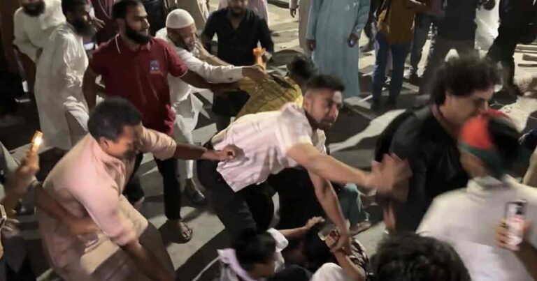 শাহবাগে ট্রান্সজেন্ডারদের পেটাল উৎসুক জনতা