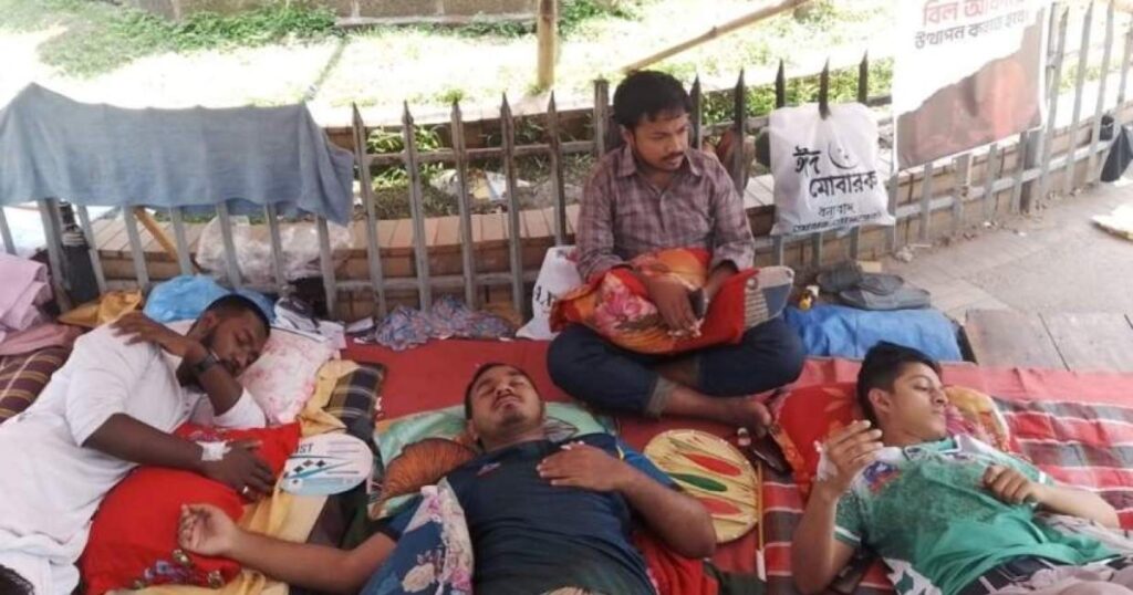 গণভোটের রায় দাবিতে অনশনের ৬৮ ঘণ্টা পার হলেও দাবি আদায়ে অনড় ঢাবি শিক্ষার্থীরা