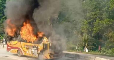 বগুড়ায় যাত্রীবাহী চলন্ত বাসে আগুন