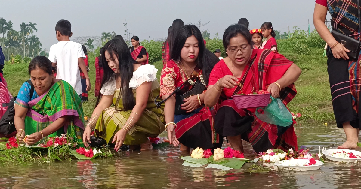 দীঘিনালায় ফুল অর্পণের মাধ্যমে বর্ণিল আয়োজনে শুরু বিজু উৎসব