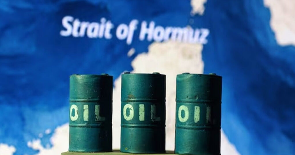 হরমুজে মার্কিন অবরোধের ঘোষণা, ফের লাফিয়ে বাড়ছে জ্বালানি তেলের দাম