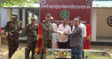 বোয়ালখালী নতুন বাজারের অগ্নিকাণ্ডে ক্ষতিগ্রস্তদের পাশে সেনাবাহিনী, ৪৮ ব্যবসায়ীকে আর্থিক সহায়তা