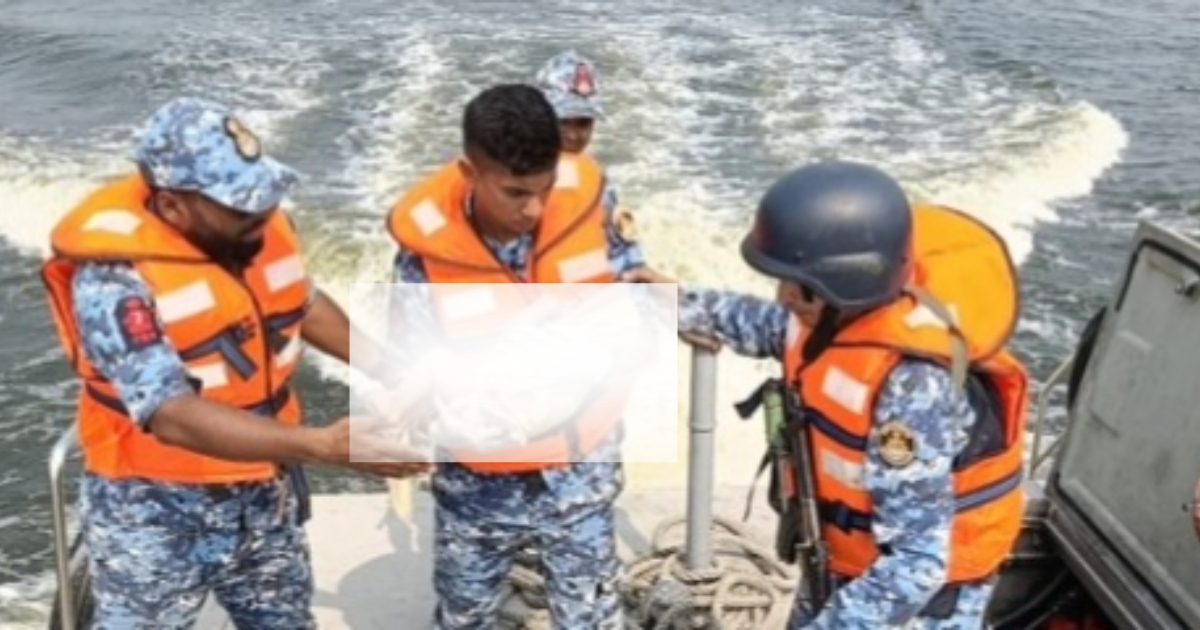 মুন্সিগঞ্জে লঞ্চে মুমূর্ষ শিশুকে কোস্ট গার্ডের জরুরি চিকিৎসা সেবা