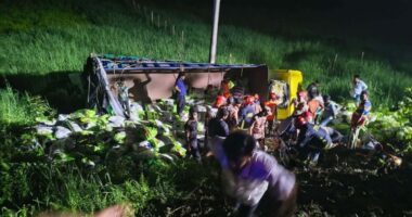 দাউদকান্দিতে ট্রাক খাদে পড়ে নিহত ৭