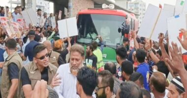 গাজীপুর টঙ্গীতে প্রধানমন্ত্রীর গাড়ি গতিরোধ করে বিএনপি নেতার মুক্তির দাবি