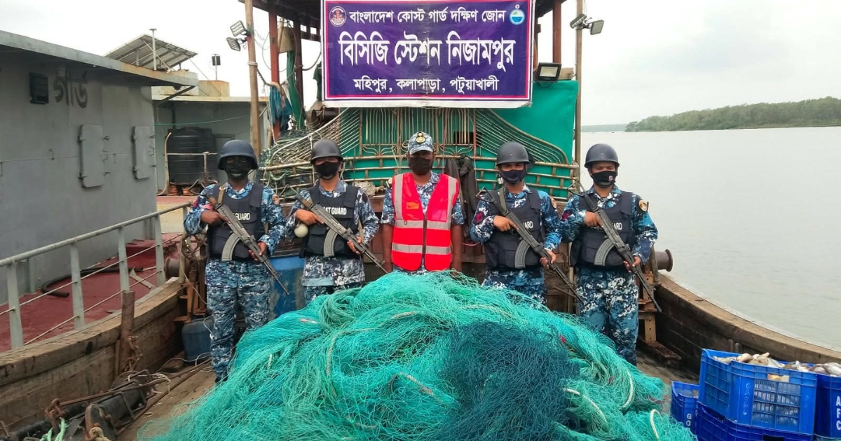 মহিপুরে কোস্ট গার্ডের অভিযানে অবৈধ বেহুন্দী জাল ও ট্রলিং বোট জব্দ