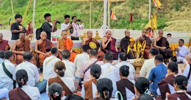 ধর্মীয় ভাবগাম্ভীর্যে সাংগ্রাইয়ের দ্বিতীয় দিন, বান্দরবানে বুদ্ধমূর্তি স্নানে ভক্তদের ঢল