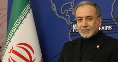 যুক্তরাষ্ট্রকে চাপে ফেলতে ইউরোপের ঘনিষ্ঠ হওয়ার চেষ্টা ইরানের