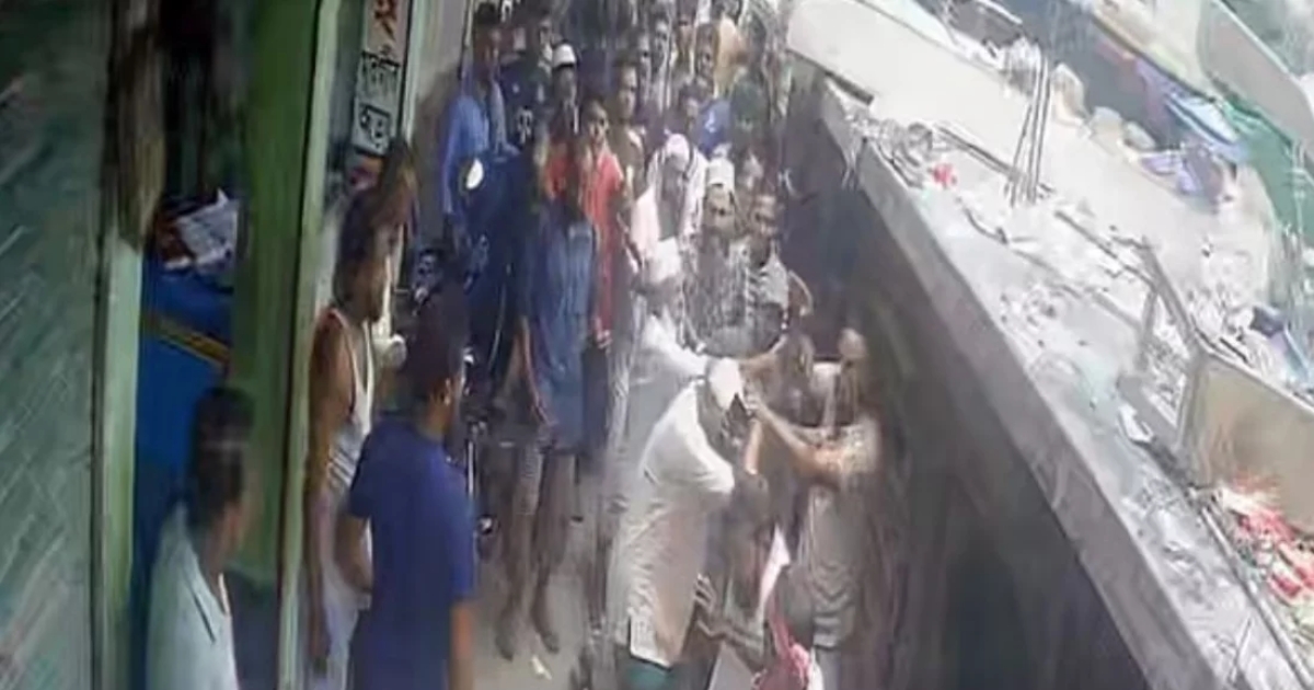 ‘বৈশাখী চাঁদা’ না দেওয়ায় ব্যবসায়ীকে কুপিয়ে জখমের অভিযোগ মৎস্যজীবী দলের নেতার বিরুদ্ধে