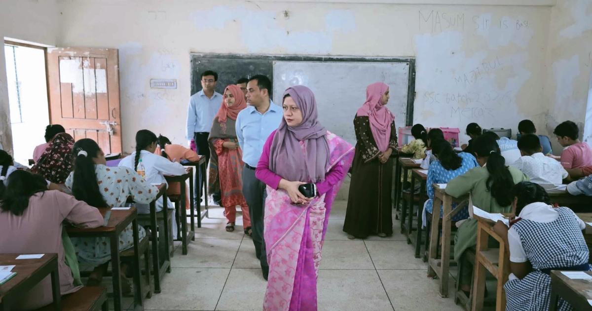 দীর্ঘ ১৬ বছর পর প্রাথমিক বৃত্তি পরীক্ষা শুরু, মুন্সিগঞ্জে কেন্দ্র পরিদর্শনে জেলা প্রশাসক