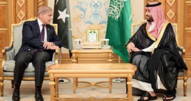 জেদ্দায় সৌদি যুবরাজের সঙ্গে পাকিস্তানের প্রধানমন্ত্রীর বৈঠক