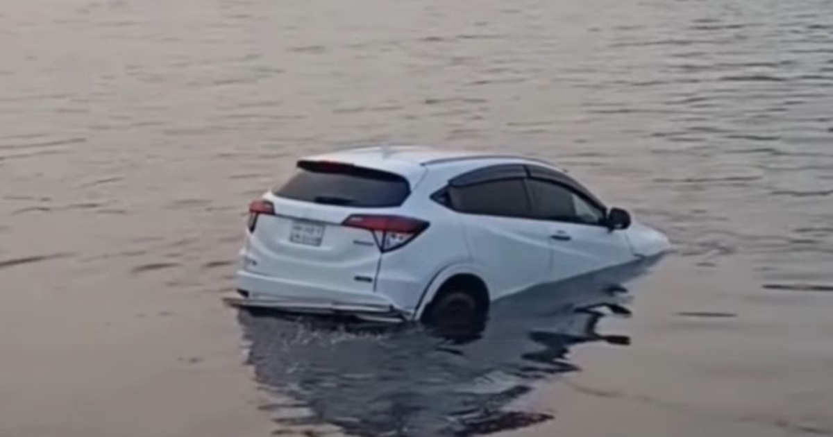 ফেরিতে ওঠার সময় নিয়ন্ত্রণ হারিয়ে শীতলক্ষ্যায় পড়ে গেল প্রাইভেটকার