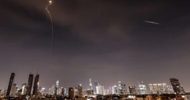 সন্ধ্যায় ইসরায়েলে রকেট হামলা করল লেবাননের যোদ্ধারা