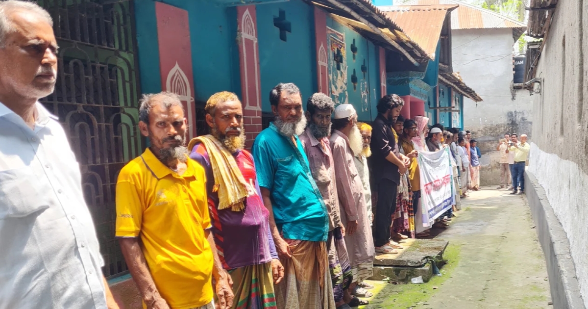 গুরুদাসপুরে মসজিদের জায়গা ও রাস্তা দখলের অভিযোগে মানববন্ধন